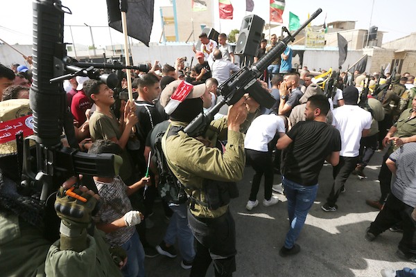 فلسطينيون يشيعون جثمان الشهيد سميح عمارنة، متأثرا بجراحه التي أصيب بها قبل أيام في بلدة يعبد جنوب غرب جنين 9.jpg