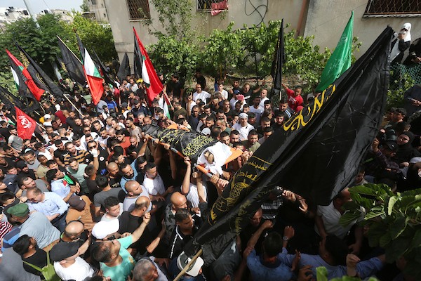 فلسطينيون يشيعون جثمان الشهيد سميح عمارنة، متأثرا بجراحه التي أصيب بها قبل أيام في بلدة يعبد جنوب غرب جنين 2.jpg