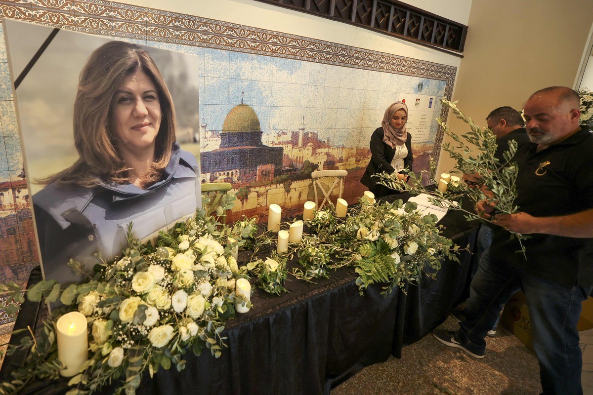 فلسطينيون يحضرون حفل تأبين لشيرين أبو عاقلة بمناسبة مرور 40 يوم على استشهادها في مدينة رام الله 1.jpg