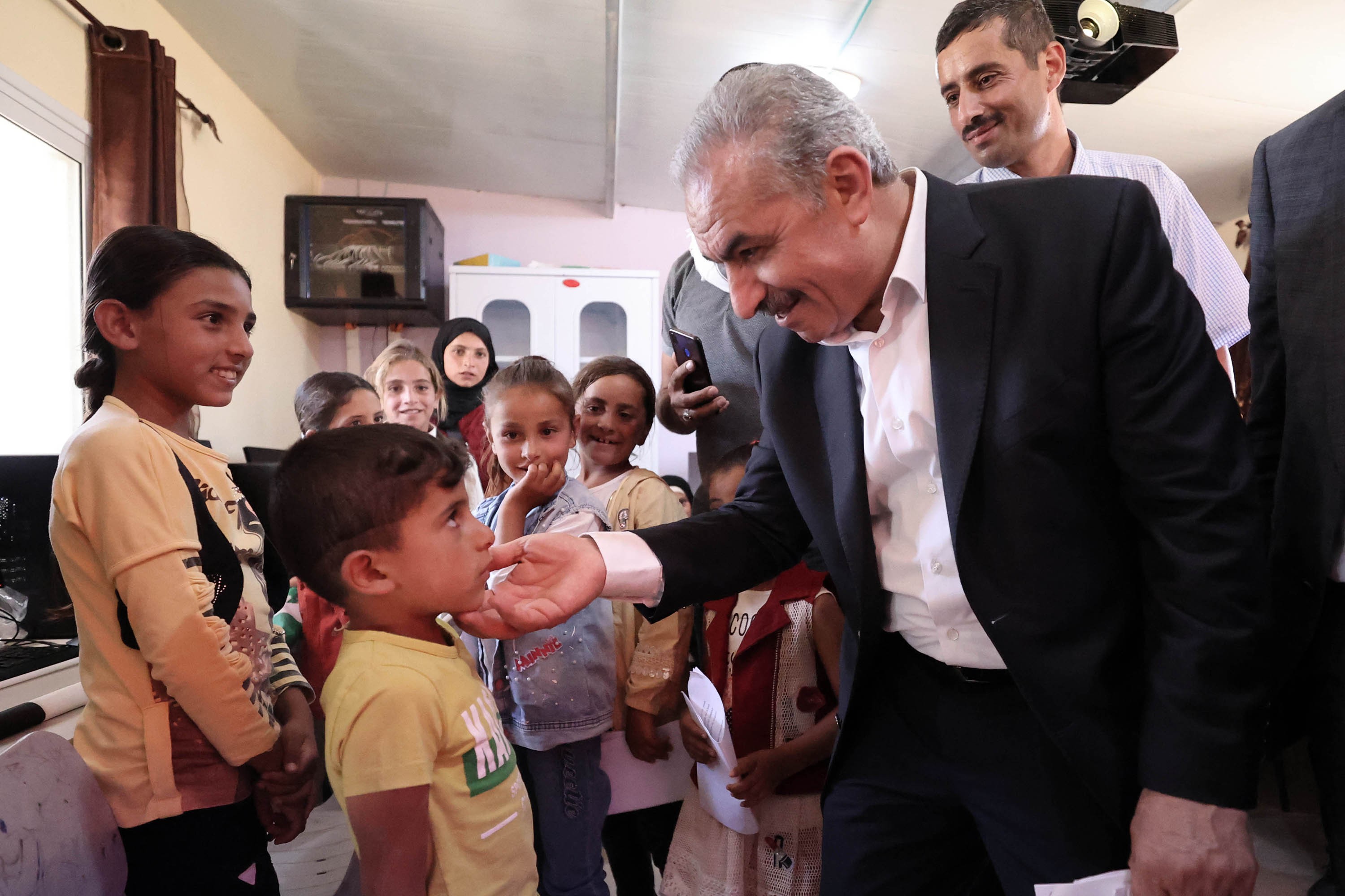 رئيس الوزراء محمد اشتية، خلال افتتاحه مؤتمر الصمود والتحدي الذي اقيم برعاية الرئيس محمود عباس، في خربة المجاز بمسافر يطا جنوب الخليل