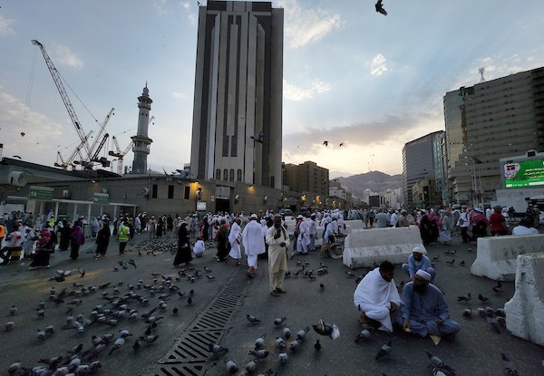 حجاج يتجولون في ساحات الحرم المكي مع بداية موسم الحج في مكة المكرمة 11.jpg