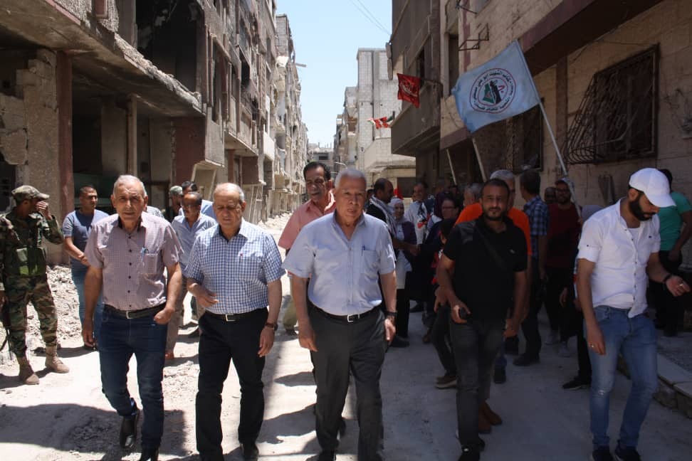 وفد قيادي من الشعبية يتقدمه نائب الأمين العام يزور مخيم اليرموك.jpg