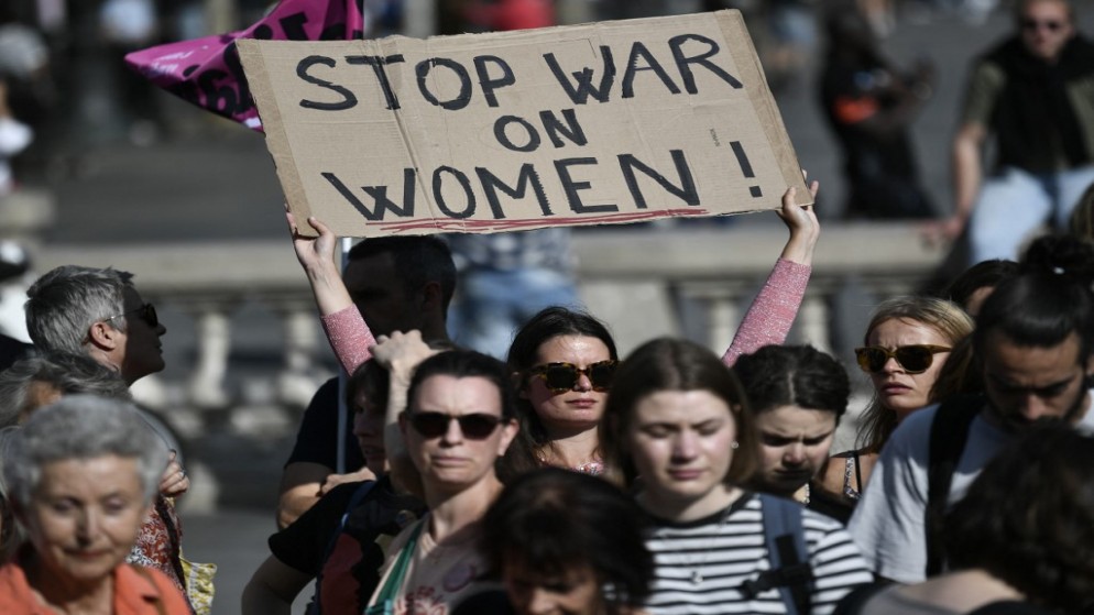 متظاهرة تحمل لافتة خلال مسيرة لدعم حقوق الإجهاض في جميع أنحاء العالم في باريس، في 24 يونيو 2022. (أ ف ب).jpeg