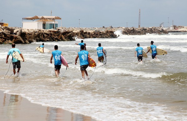 راكبو الأمواج يشاركون في نشاط ركوب الأمواج على شاطئ البحر الأبيض المتوسط ، في مدينة غزة 16.jpg