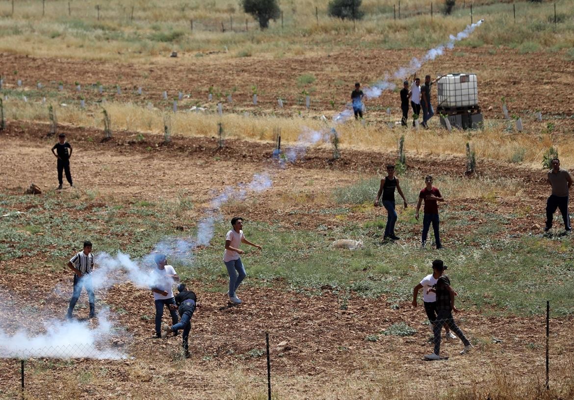 مواجهات بين الشبان وجنود الاحتلال خلال مسيرة ضد التوسع الاستيطاني في قرية قريوت 4.jpg