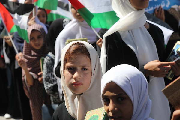 فلسطينيات يشاركن في مسير الأعلام الفلسطينية خلال انطلاق مخيمات مواكب سيف القدس القرآنية في مدينة غزة 13.jpg