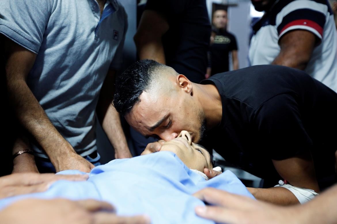وداع الشهيد عودة محمد صدقة (17 عاما) في مجمع فلسطين الطبي بمدينة رام الله 1.jpg