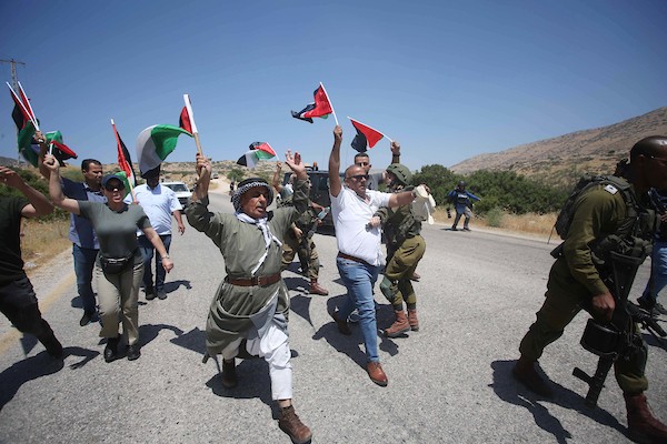 مواجهات بين جنود إسرائيليون متظاهرون فلسطينيون خلال مظاهرة ضد المستوطنات الإسرائيلية في الأغوار الشمالية قرب طوباس في الضفة الغربية 14.jpg