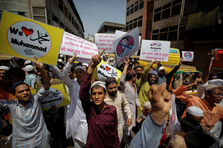 مسلمون يتظاهرون بمدينة أحمد آباد كبرى مدن ولاية كجرات الهندية اليوم (رويترز).webp