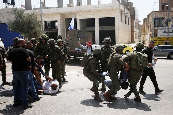 مواجهات بين المتظاهرين الفلسطينيين وقوات الاحتلال الإسرائيلي خلال مسيرة للأعلام الفلسطينية في حوارة جنوب نابلس 3.jpg