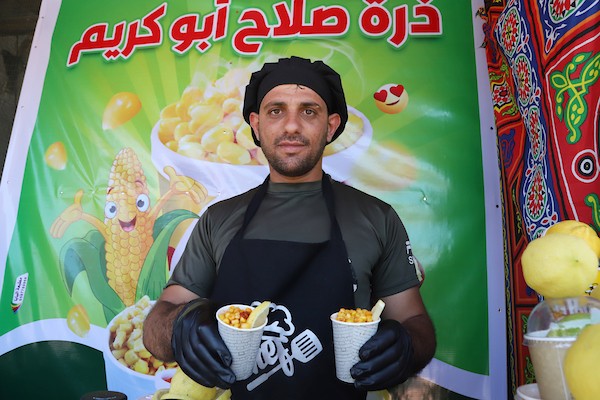 صلاح الخولي يتفنن في ابتكار طرق جديدة لبيع الذرة داخل كشك صغير وسط مدينة غزة 1.jpg