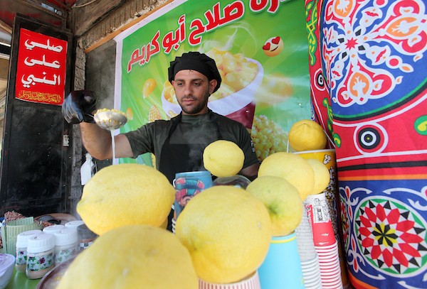 صلاح الخولي يتفنن في ابتكار طرق جديدة لبيع الذرة داخل كشك صغير وسط مدينة غزة 2 4.jpg