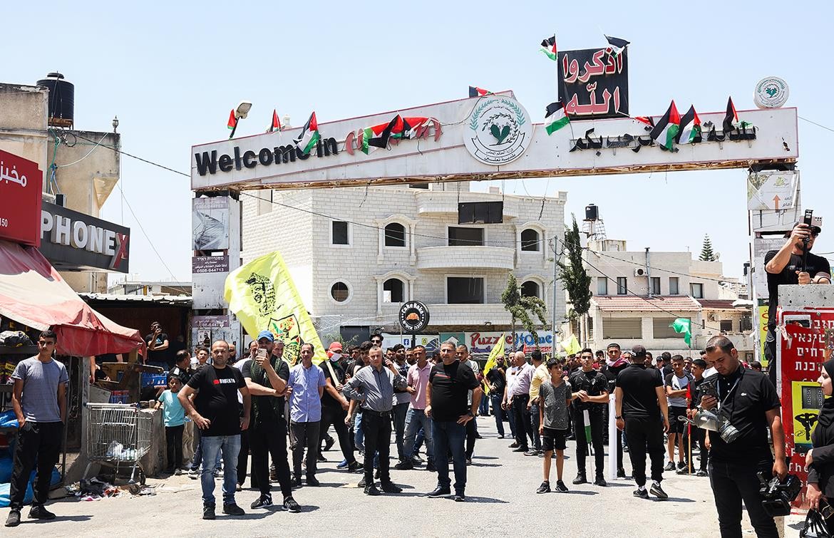 تشييع جثمان الشهيد عودة صدقة (17 عاما) في بلدة نعلين قبيل نقله لمسقط رأسه في قرية المدية 7.jpg