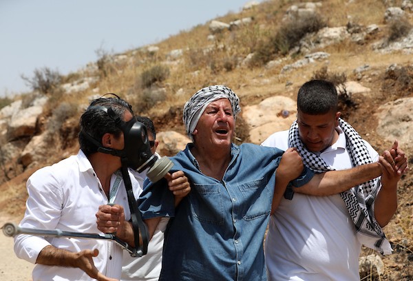 مواجهات عقب المسيرة الأسبوعية ضد الاستيطان بين المتظاهرين الفلسطينيين وقوات الاحتلال الإسرائيلي في قرية بيت دجن 6.jpg