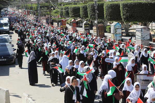 فلسطينيات يشاركن في مسير الأعلام الفلسطينية خلال انطلاق مخيمات مواكب سيف القدس القرآنية في مدينة غزة 9.jpg