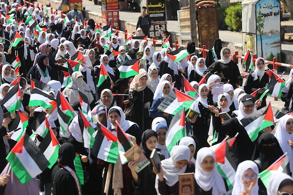 فلسطينيات يشاركن في مسير الأعلام الفلسطينية خلال انطلاق مخيمات مواكب سيف القدس القرآنية في مدينة غزة 3.jpg