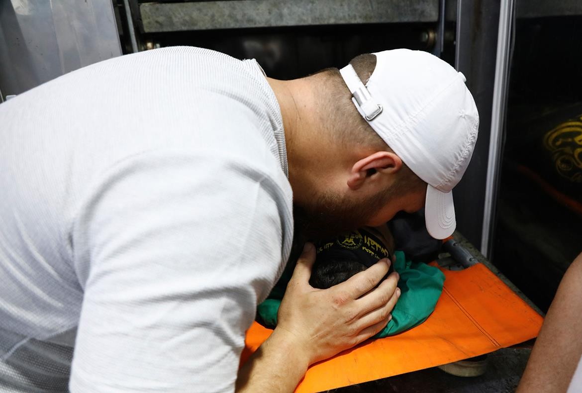 مواطنون يلقون نظرة الوداع على الشهيد محمد مرعي الذي استشهد برصاص الاحتلال في مدينة جنين 1.jpg