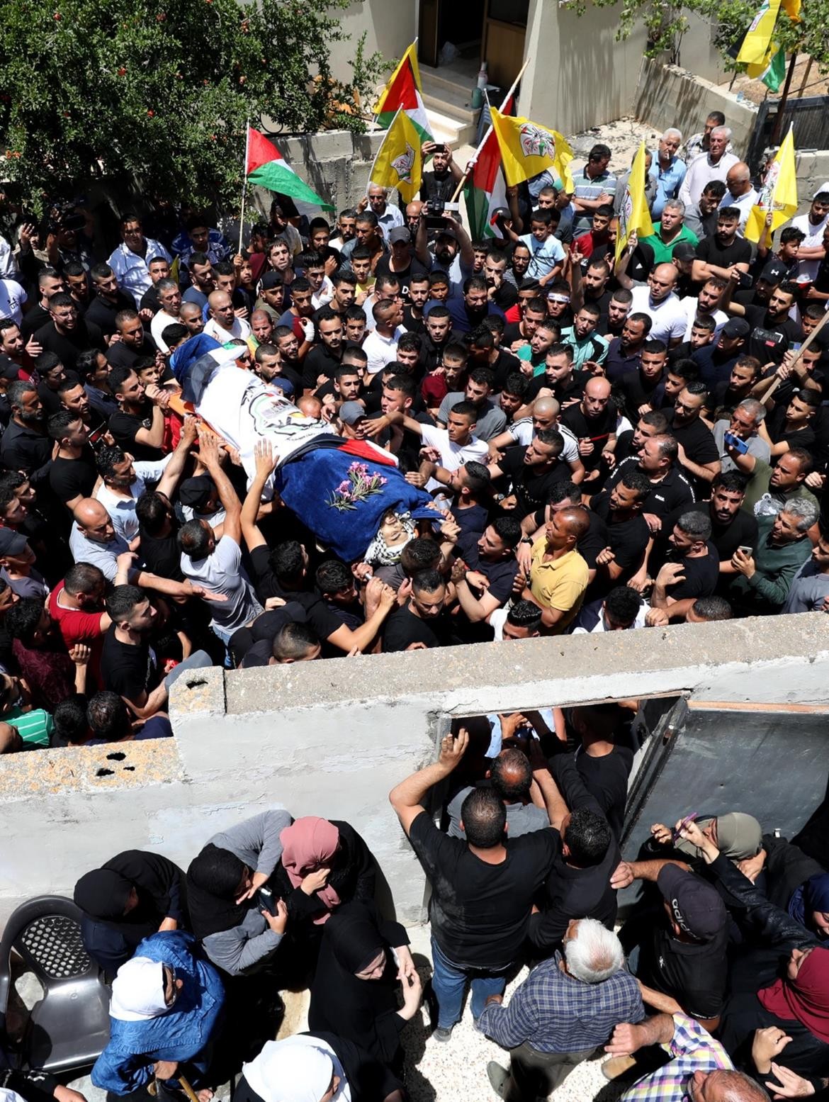 تشييع جثمان الشهيد بلال كبها (24 عاماً) لمثواه الاخير في بلدة يعبد قرب جنين 9.jpg