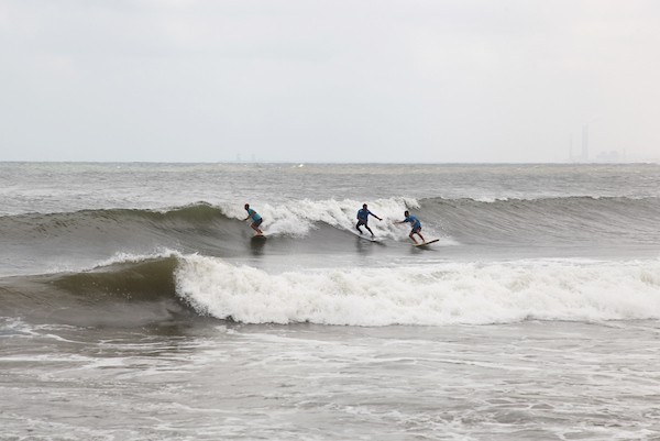 راكبو الأمواج يشاركون في نشاط ركوب الأمواج على شاطئ البحر الأبيض المتوسط ، في مدينة غزة 1.jpg