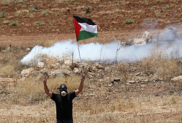 مواجهات عقب المسيرة الأسبوعية ضد الاستيطان بين المتظاهرين الفلسطينيين وقوات الاحتلال الإسرائيلي في قرية بيت دجن 3.jpg