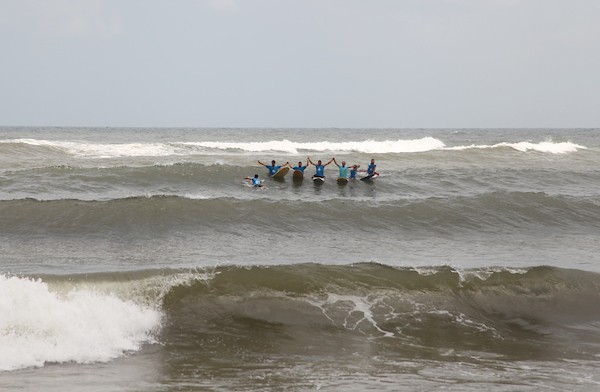 راكبو الأمواج يشاركون في نشاط ركوب الأمواج على شاطئ البحر الأبيض المتوسط ، في مدينة غزة 26.jpg