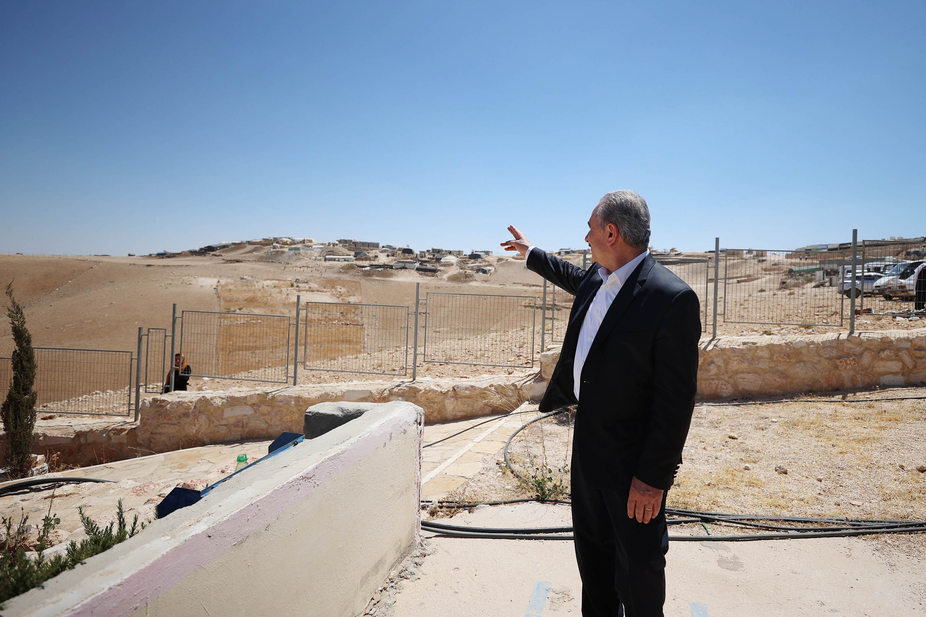 رئيس الوزراء محمد اشتية، خلال افتتاحه مؤتمر الصمود والتحدي الذي اقيم برعاية الرئيس محمود عباس، في خربة المجاز بمسافر يطا جنوب الخليل