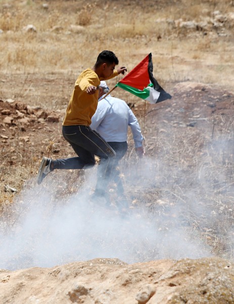 مواجهات عقب المسيرة الأسبوعية ضد الاستيطان بين المتظاهرين الفلسطينيين وقوات الاحتلال الإسرائيلي في قرية بيت دجن 7.jpg