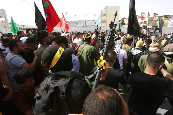 فلسطينيون يشيعون جثمان الشهيد سميح عمارنة، متأثرا بجراحه التي أصيب بها قبل أيام في بلدة يعبد جنوب غرب جنين 7.jpg