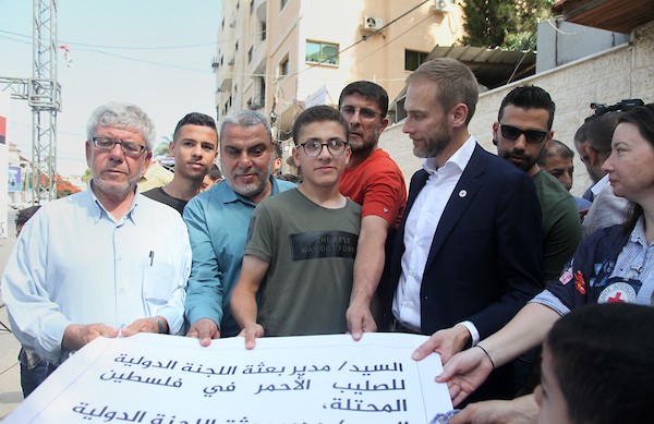 أبناء الأسرى يسلمون أطول رسالة لمؤسسة دولية أمام مقر اللجنة الدولية للصليب الأحمر في غزة 3.jpg