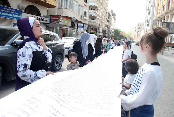 أبناء الأسرى يسلمون أطول رسالة لمؤسسة دولية أمام مقر اللجنة الدولية للصليب الأحمر في غزة 7.jpg