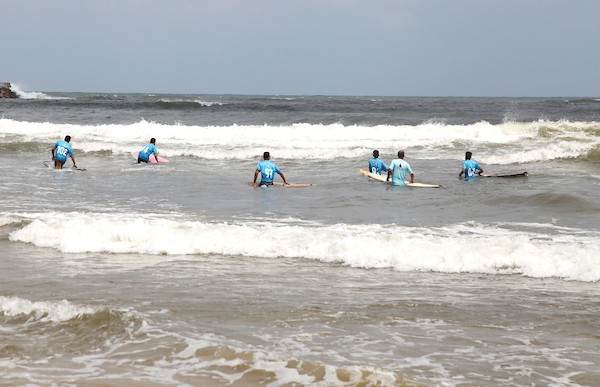 راكبو الأمواج يشاركون في نشاط ركوب الأمواج على شاطئ البحر الأبيض المتوسط ، في مدينة غزة 13.jpg