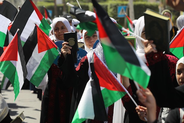 فلسطينيات يشاركن في مسير الأعلام الفلسطينية خلال انطلاق مخيمات مواكب سيف القدس القرآنية في مدينة غزة 22.jpg