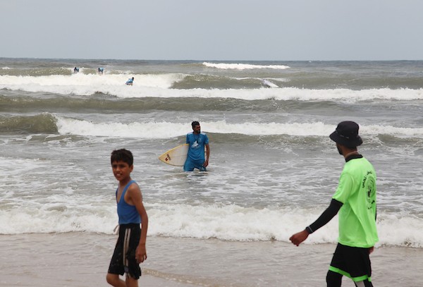 راكبو الأمواج يشاركون في نشاط ركوب الأمواج على شاطئ البحر الأبيض المتوسط ، في مدينة غزة 4.jpg