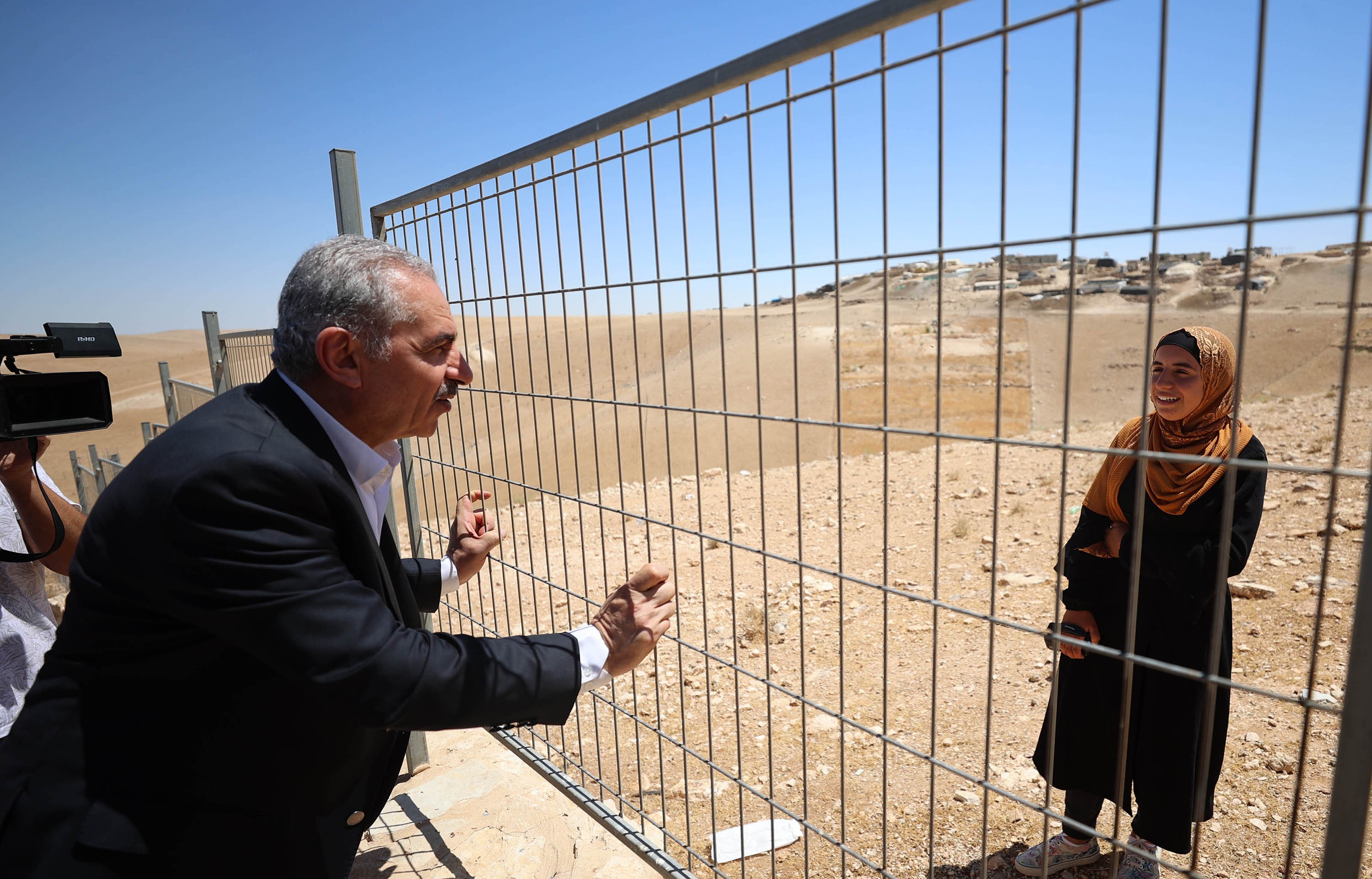 رئيس الوزراء محمد اشتية، خلال افتتاحه مؤتمر الصمود والتحدي الذي اقيم برعاية الرئيس محمود عباس، في خربة المجاز بمسافر يطا جنوب الخليل