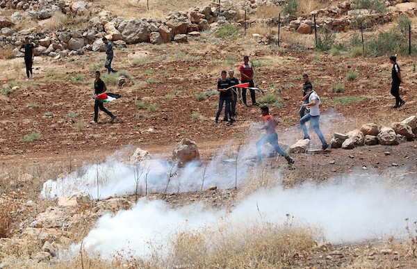 مواجهات عقب المسيرة الأسبوعية ضد الاستيطان بين المتظاهرين الفلسطينيين وقوات الاحتلال الإسرائيلي في قرية بيت دجن 1.jpg