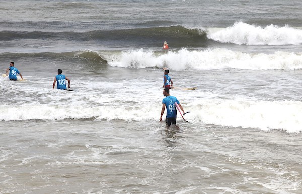 راكبو الأمواج يشاركون في نشاط ركوب الأمواج على شاطئ البحر الأبيض المتوسط ، في مدينة غزة 17.jpg