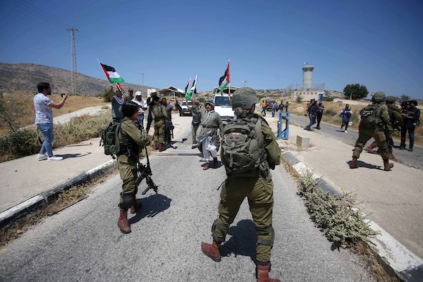 مواجهات بين جنود إسرائيليون متظاهرون فلسطينيون خلال مظاهرة ضد المستوطنات الإسرائيلية في الأغوار الشمالية قرب طوباس في الضفة الغربية 13.jpg