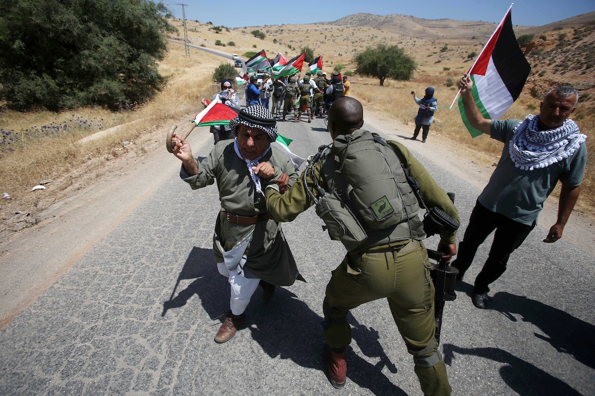 مواجهات بين جنود إسرائيليون متظاهرون فلسطينيون خلال مظاهرة ضد المستوطنات الإسرائيلية في الأغوار الشمالية قرب طوباس في الضفة الغربية.jpg