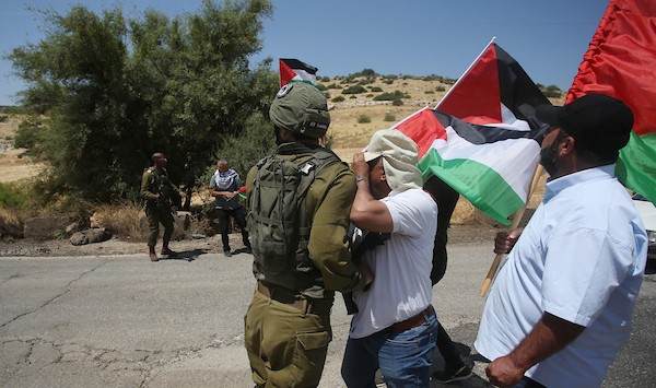 مواجهات بين جنود إسرائيليون متظاهرون فلسطينيون خلال مظاهرة ضد المستوطنات الإسرائيلية في الأغوار الشمالية قرب طوباس في الضفة الغربية 3.jpg