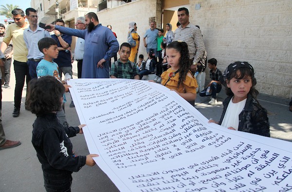 أبناء الأسرى يسلمون أطول رسالة لمؤسسة دولية أمام مقر اللجنة الدولية للصليب الأحمر في غزة.jpg