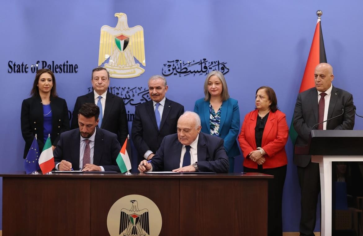 رئيس الوزراء الفلسطيني محمد اشتية يلتقي مع نظيره الإيطالي ماريو دراغي في رام الله 2.jpg