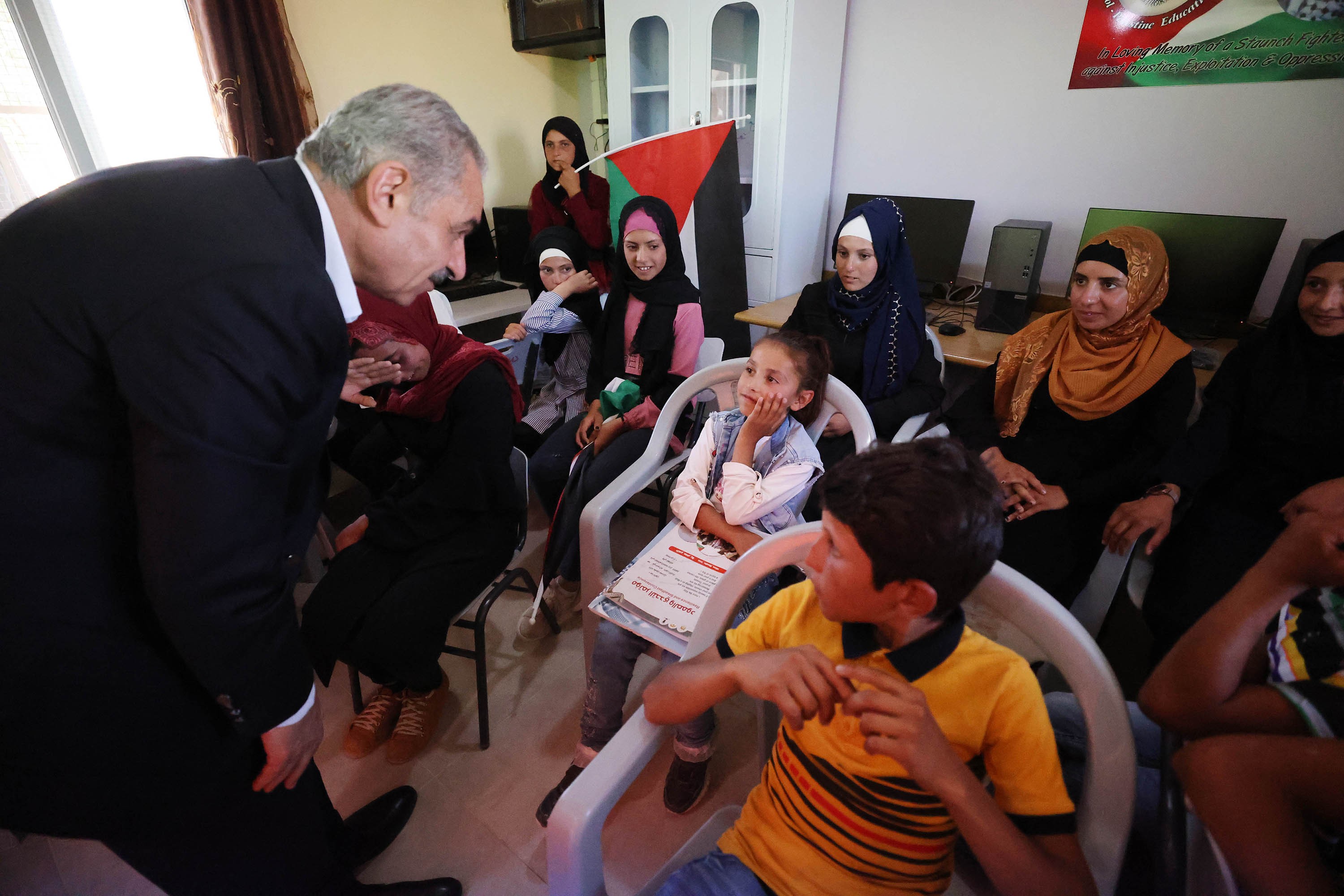 رئيس الوزراء محمد اشتية، خلال افتتاحه مؤتمر الصمود والتحدي الذي اقيم برعاية الرئيس محمود عباس، في خربة المجاز بمسافر يطا جنوب الخليل