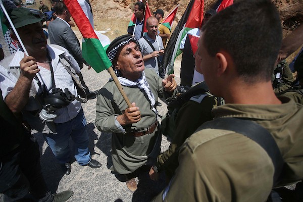مواجهات بين جنود إسرائيليون متظاهرون فلسطينيون خلال مظاهرة ضد المستوطنات الإسرائيلية في الأغوار الشمالية قرب طوباس في الضفة الغربية