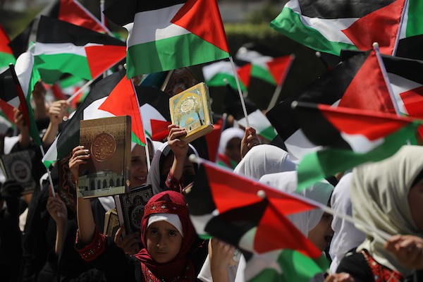 فلسطينيات يشاركن في مسير الأعلام الفلسطينية خلال انطلاق مخيمات مواكب سيف القدس القرآنية في مدينة غزة 12.jpg