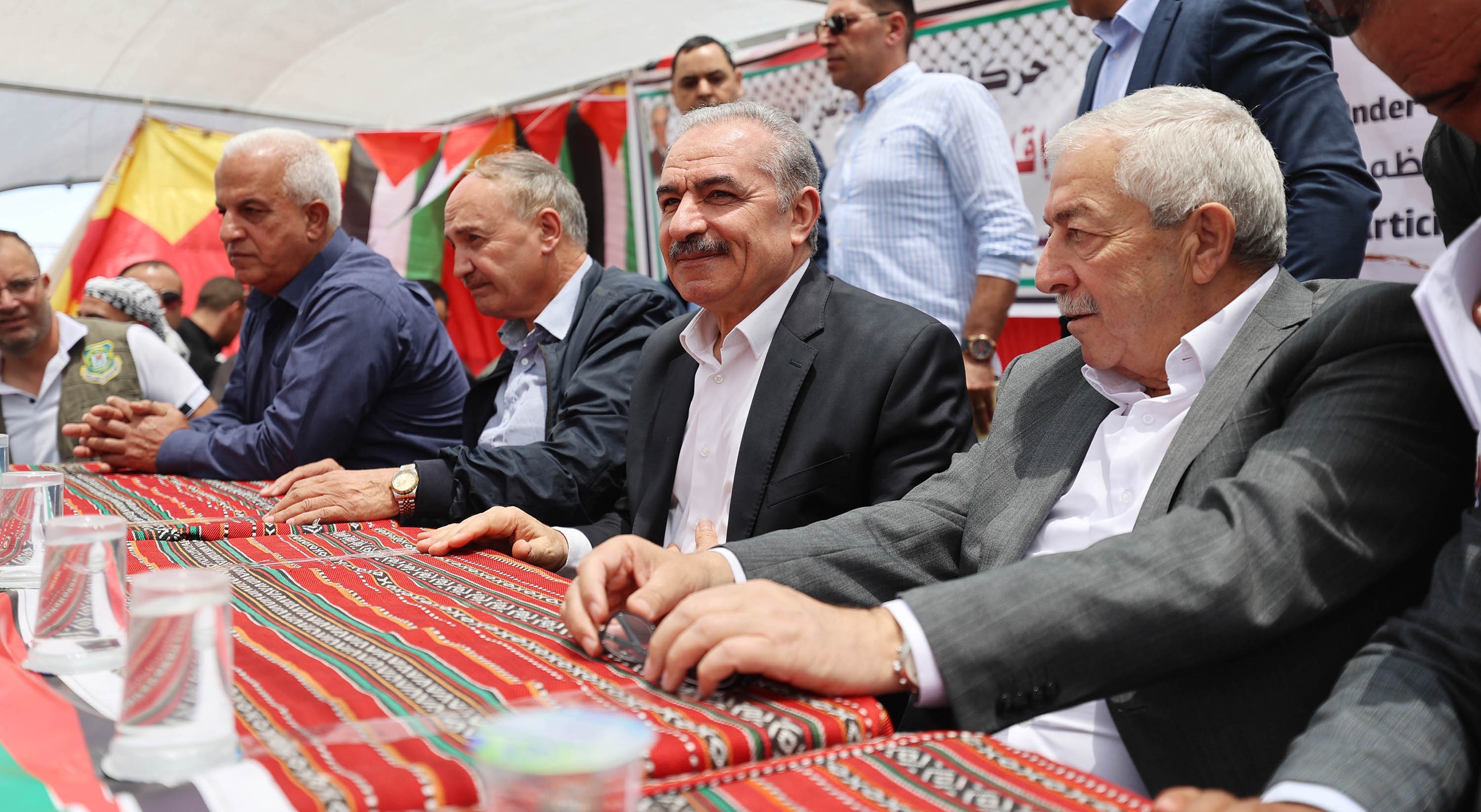 رئيس الوزراء محمد اشتية، خلال افتتاحه مؤتمر الصمود والتحدي الذي اقيم برعاية الرئيس محمود عباس، في خربة المجاز بمسافر يطا جنوب الخليل