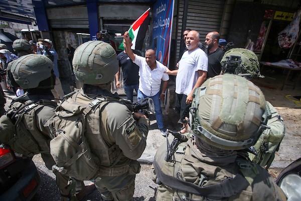 مواجهات بين المتظاهرين الفلسطينيين وقوات الاحتلال الإسرائيلي خلال مسيرة للأعلام الفلسطينية في حوارة جنوب نابلس.jpg