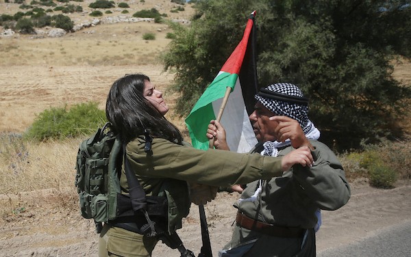 مواجهات بين جنود إسرائيليون متظاهرون فلسطينيون خلال مظاهرة ضد المستوطنات الإسرائيلية في الأغوار الشمالية قرب طوباس في الضفة الغربية 1.jpg