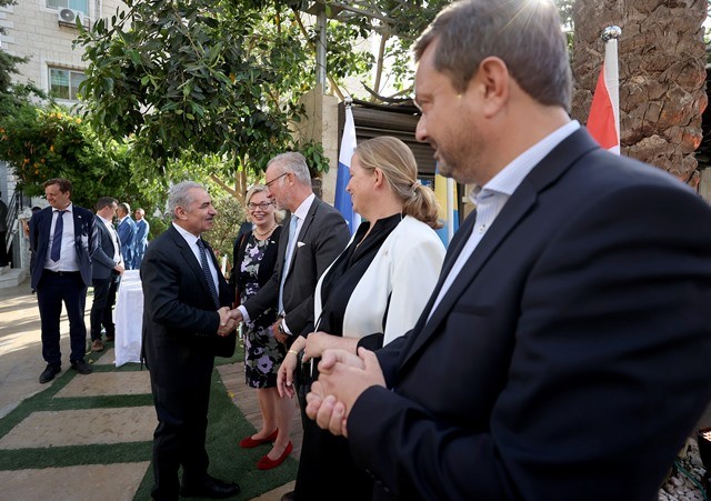 اشتية  خلال كلمته في الاحتفال بيوم دول شمال أوروبا .. تصوير.. احمد العطاري 3.jpg