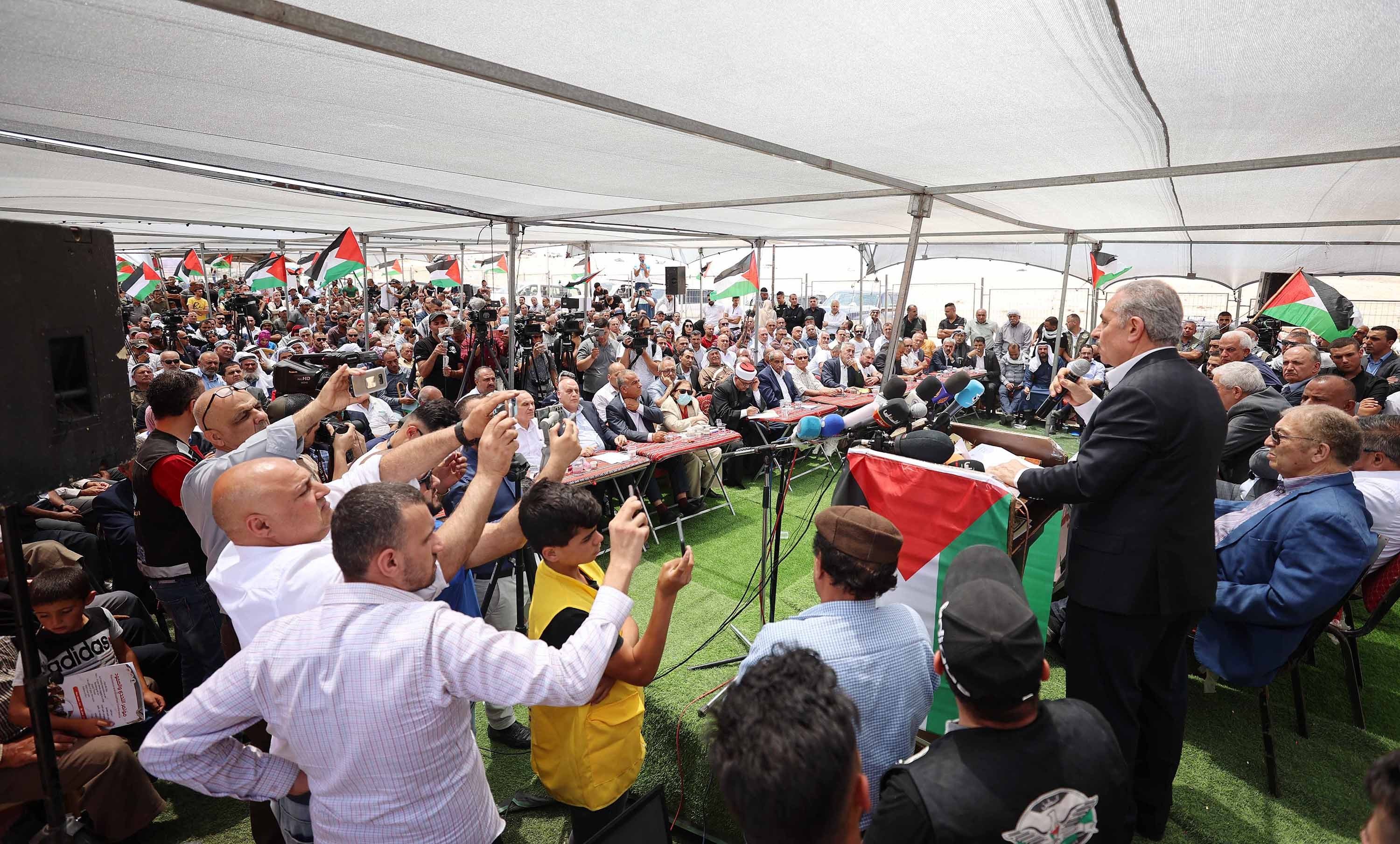 رئيس الوزراء محمد اشتية، خلال افتتاحه مؤتمر الصمود والتحدي الذي اقيم برعاية الرئيس محمود عباس، في خربة المجاز بمسافر يطا جنوب الخليل
