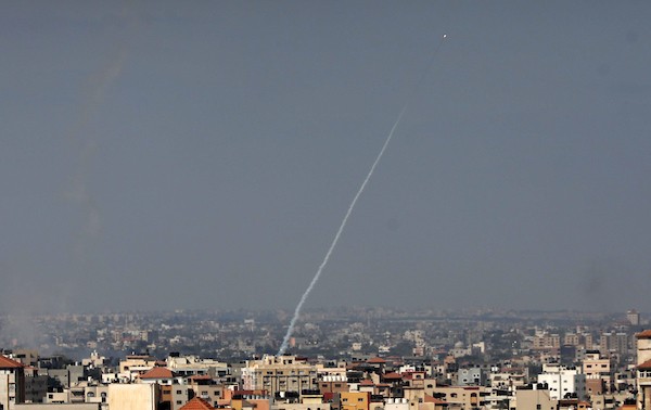 اطلاق الصواريخ خلال المناورة العسكرية التابعة لحركة الجهاد الاسلامي، في مدينة غزة 1.jpg
